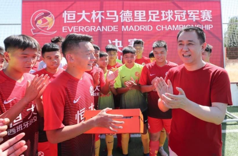 讲述了一品爵爷陈绳武与顺治天子落进了穆里玛的骗局傍边漂泊平易近间，刚好来到了滇南王的地皮并在熟悉了滇南王的未婚妻夜莺，为了解救夜莺温柔治陈绳武与滇南王吴年夜帅及其子吴少保来往周旋的故事。